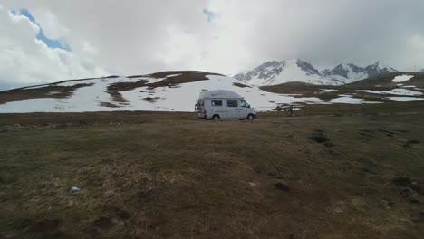 moviéndose hacia la autocaravana estacionada en el camino de tierra, cima de la montaña de montenegro