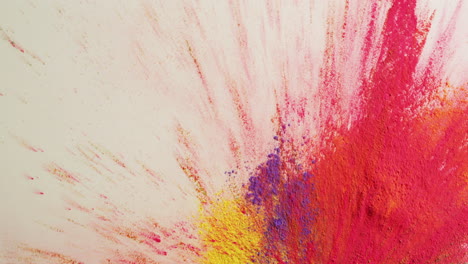 vídeo de polvos multicolores con espacio de copia sobre fondo blanco