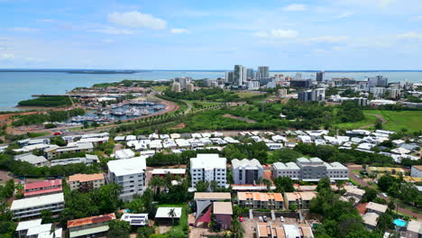 Luftdrohne-Von-Wohnvororten-Und-Apartmentgebäudekomplexen-Entlang-Der-Straße-In-Darwin-City,-NT,-Australien