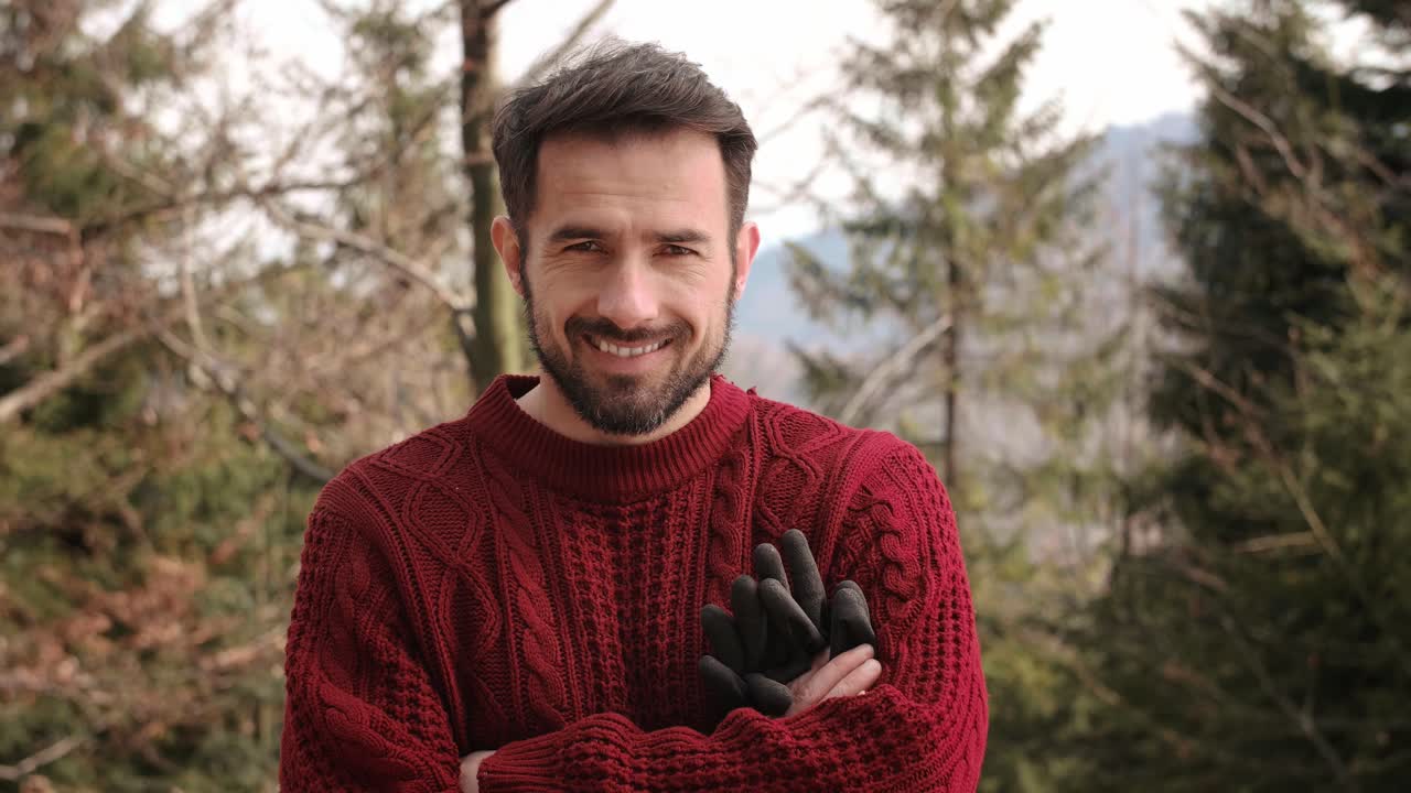 retrato de un hombre sonriente en el bosque