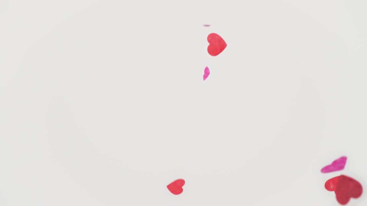 Adorabili cuori di carta - Bellissimi cuori di carta su sfondo bianco - slow motion - loop continuo