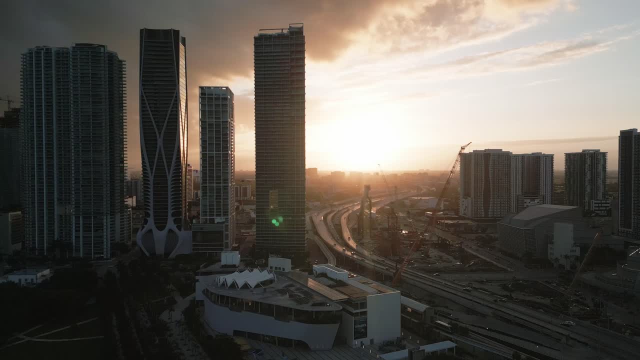 toma panorámica aérea de drones del centro de miami al atardecer centro de negocios de florida rascacielos y tráfico de carreteras, ee.uu.