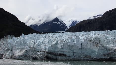 vista del glaciar margerie con mt salisbury, monte tlingit, mt fairweather cubierto por nubes en el fondo