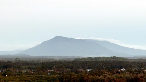 paisaje sereno con un majestuoso telón de fondo montañoso: la armonía de la inmensidad y la tranquilidad de la naturaleza