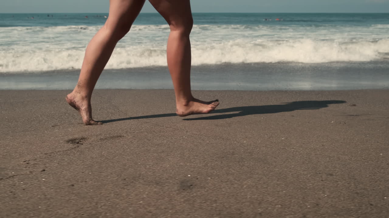 Donna che corre sulla spiaggia