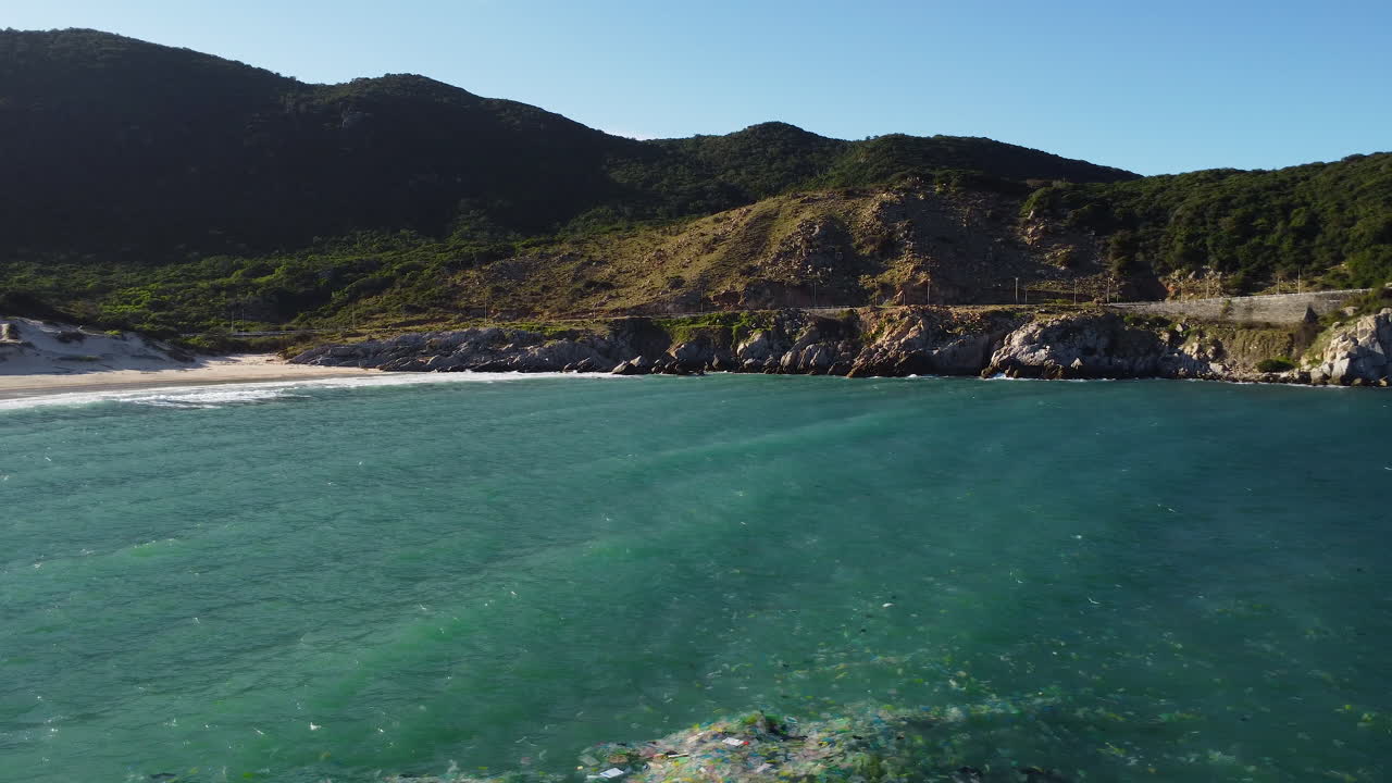 penarikan udara, pantai lereng bukit yang indah tercemar dengan sampah laut