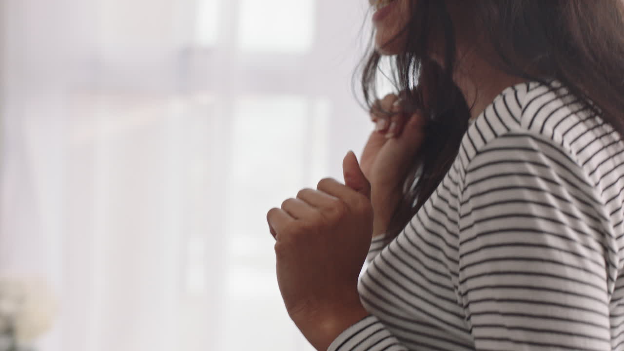 coppia felice che scatta foto insieme usando la fotocamera divertendosi a casa sul letto giocando godendo di una relazione romantica fotografandosi a vicenda