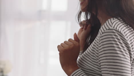 pareja feliz tomando fotos juntos usando la cámara divirtiéndose en casa en la cama jugando disfrutando de una relación romántica fotografiándose el uno al otro