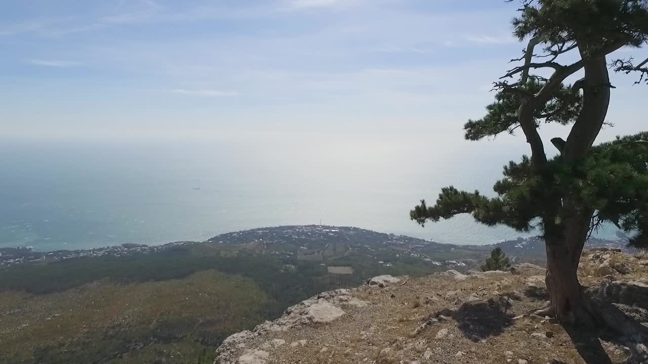 산꼭대기 에서 해안선 과 바다 를 볼 수 있다