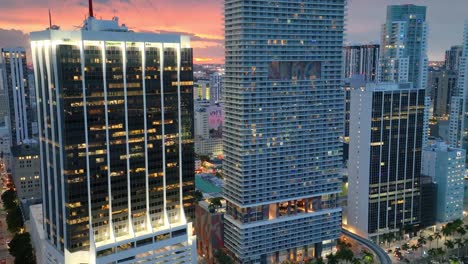 El-Horizonte-De-Miami-Cobra-Vida-Al-Anochecer,-Con-Una-Vista-Panorámica-De-Edificios-Emblemáticos-Y-El-Vibrante-Tráfico-De-Las-Avenidas.