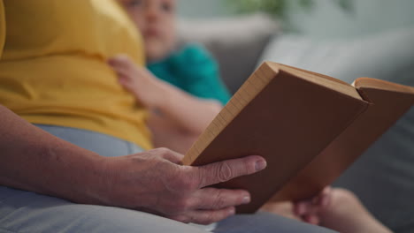 la abuela lee un libro viejo a sus nietos
