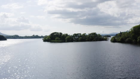 Aéreo---Lago-Muckross-En-El-Parque-Nacional-De-Killarney,-Irlanda,-Camión-De-Tiro-Amplio-A-La-Derecha