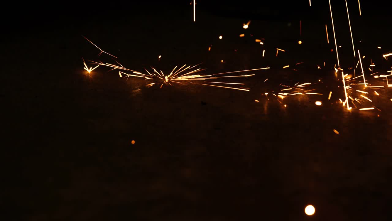 soldador trabajando en el taller de trabajo