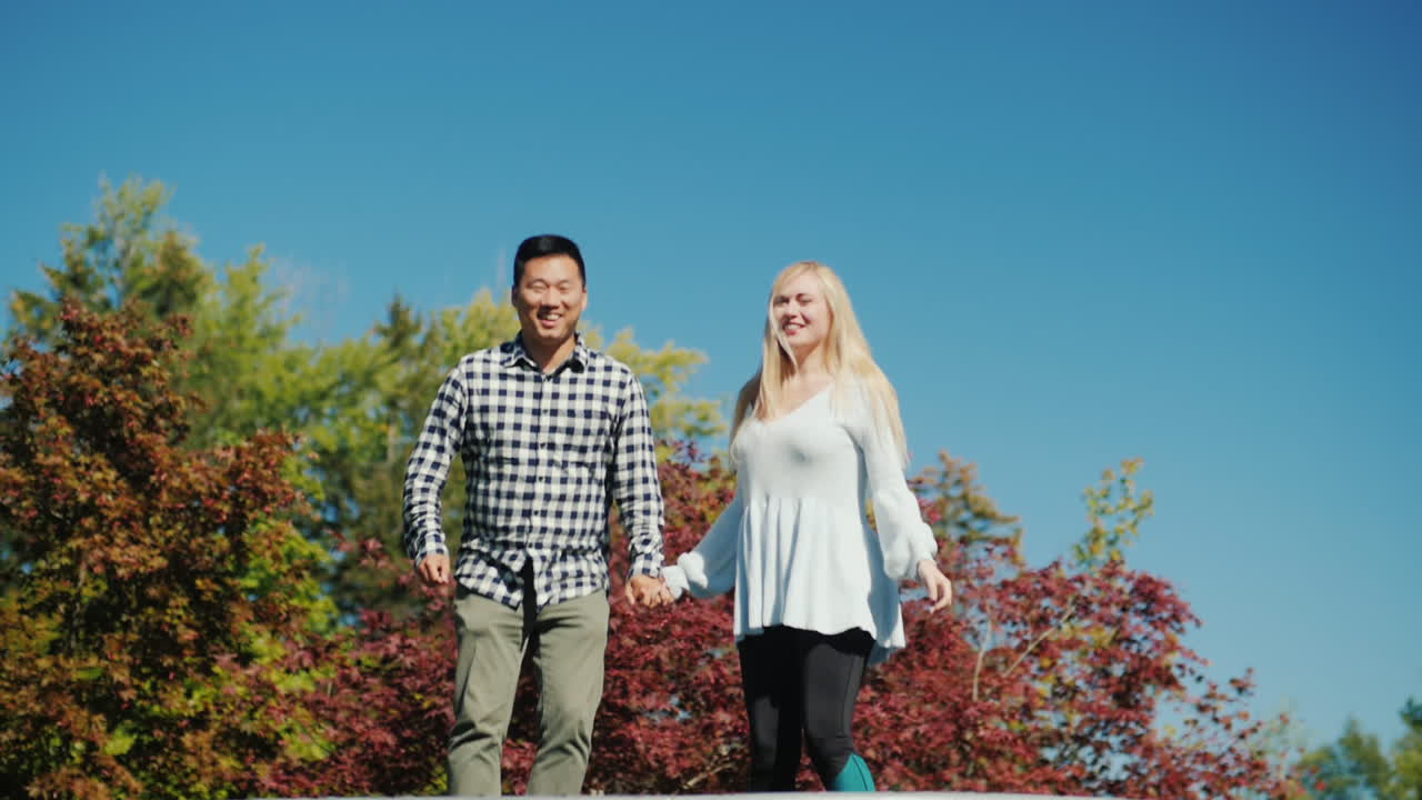 트램폴린에서 행복한 커플