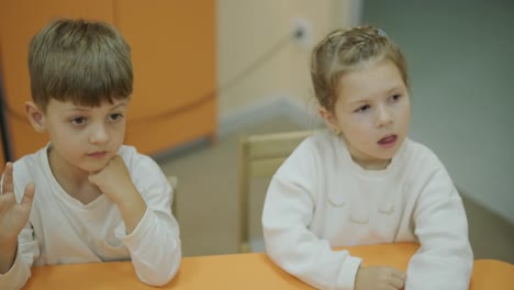 lección de preparación preescolar en el centro de aprendizaje