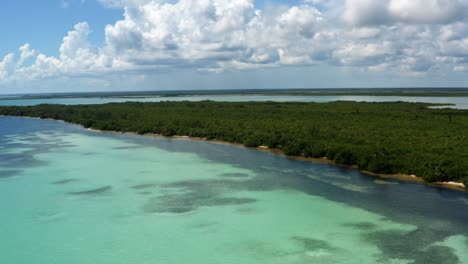 Toma-Aérea-De-Drones-De-Una-Hermosa-Costa-Tropical-En-La-Reserva-Natural-De-Sian-Ka&#39;an-Cerca-De-Tulum,-México-Con-Agua-Turquesa-Cristalina-Y-Arena-Blanca-En-Un-Cálido-Día-De-Verano