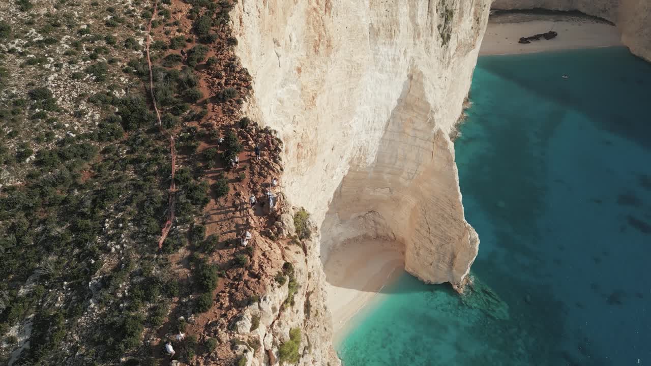 vista panorámica de la playa rocosa de navagio o la playa de los naufragios