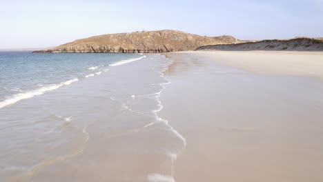 Tief-Fliegende-Drohnenaufnahme-Von-Reef-Beach-In-Uig,-Isle-Of-Lewis-Auf-Den-äußeren-Hebriden-Schottlands