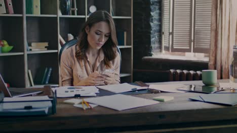 joven mujer de negocios leyendo malas noticias en el teléfono móvil
