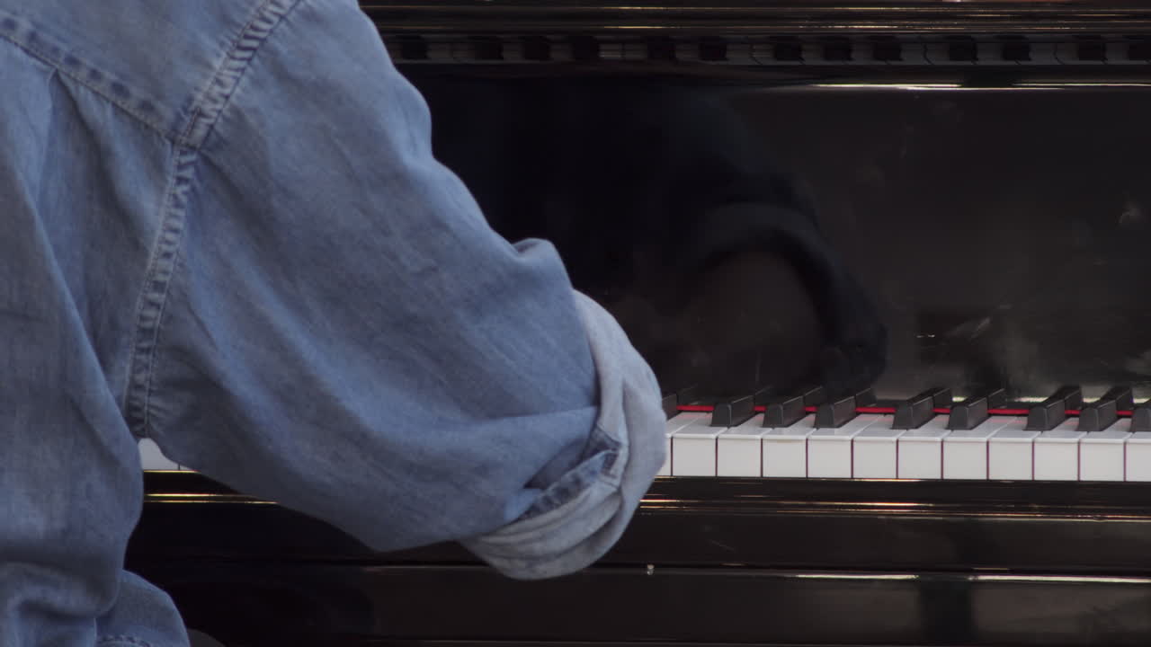 persona tocando el piano