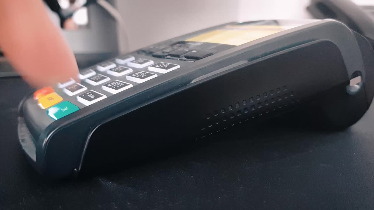 ingresando el pin 5483 para tarjeta de crédito en el terminal pos sin contacto