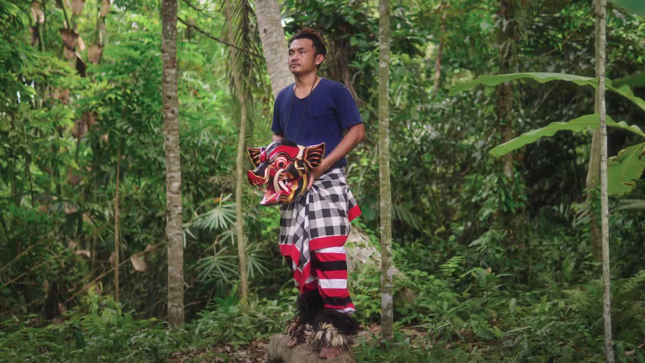 profundizando en la esencia antes de que un artista tradicional balinés realice una danza tradicional