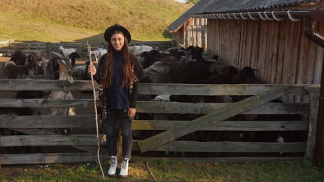 mujer con cabras y ovejas en una granja
