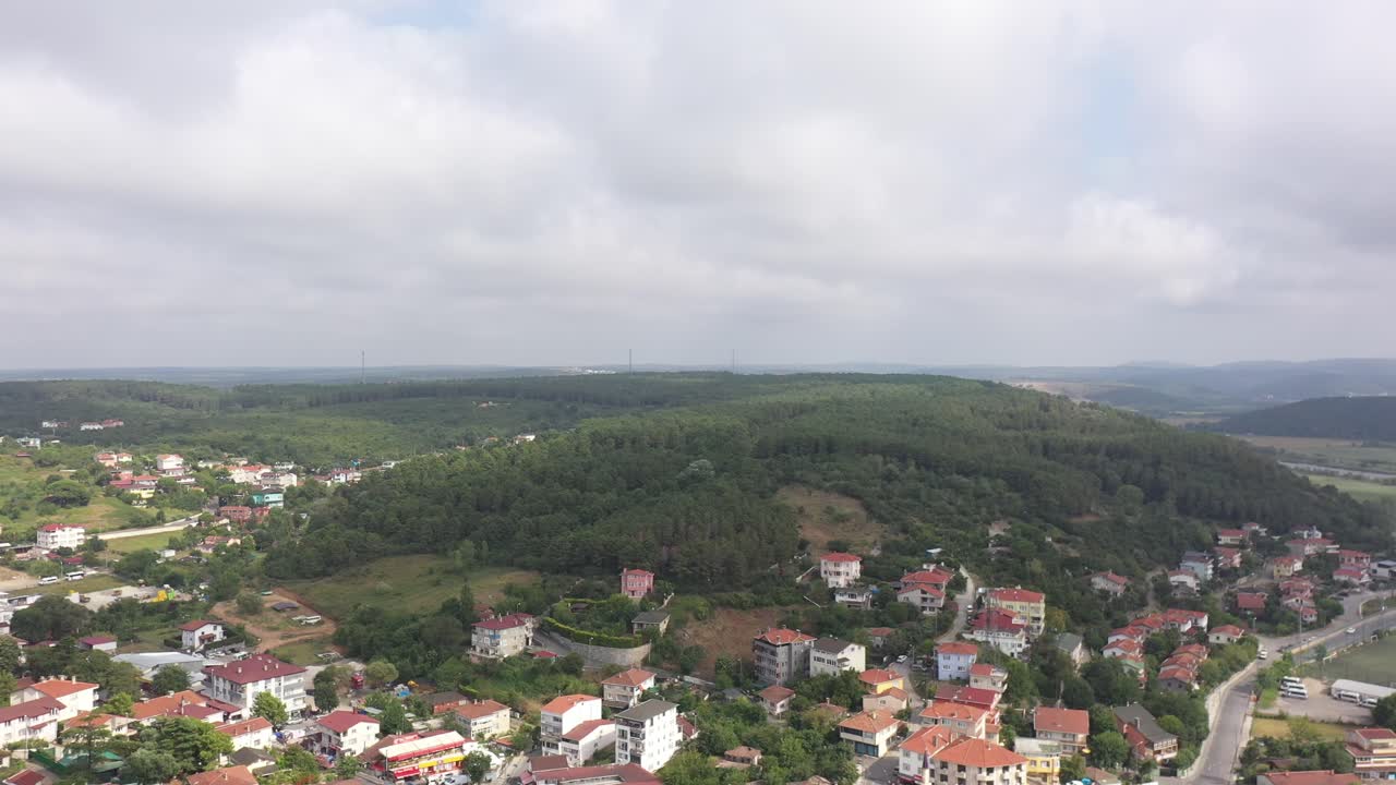 casas locales en la ciudad de riva, estambul en medio de montañas y bosques