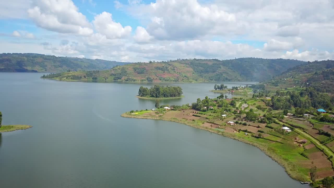 islas verdes en el lago bunyonyi durante el día en uganda, áfrica