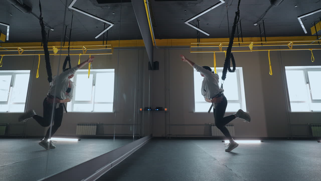 피트니스 클럽 에서 열심히 훈련 하는 여자 는 피트 를 유지 하기 위해 서스펜션 운동 을 하고 있으며 달리고 손 을 움직이고 있다