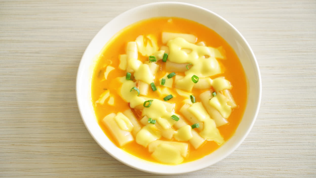 치즈를 곁들인 떡볶이 또는 치즈를 곁들인 한국 떡 - 한국 음식 스타일