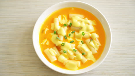 Tteokbokki-Mit-Käse-Oder-Koreanischer-Reiskuchen-Mit-Käse---Koreanischer-Essensstil