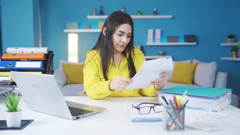 la joven se alegra de las buenas noticias.
