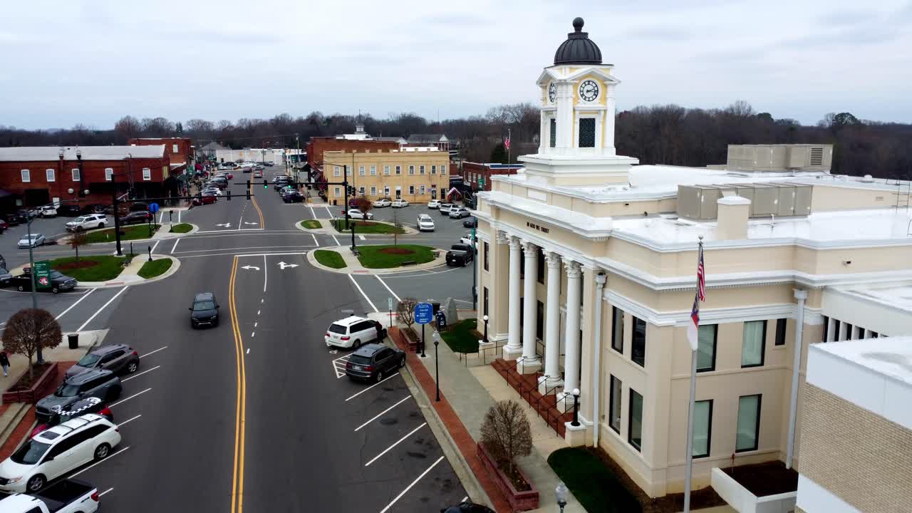 목스빌 노스 캐롤라이나는 다운 타운 목스빌을 배경으로 전진 추진