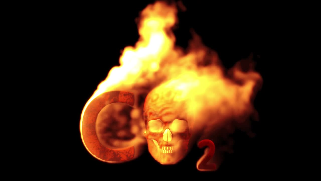 texto co2 con cráneo de hombre ardiendo sobre fondo negro, aislado - video de bucle