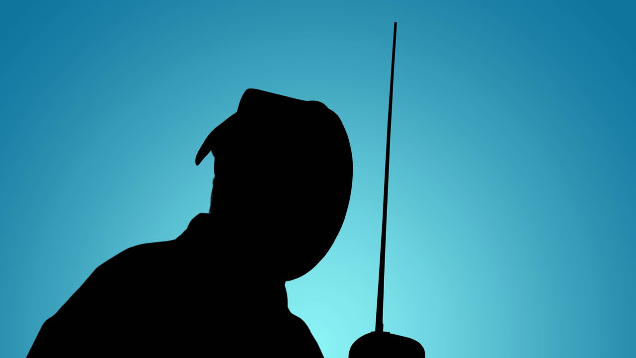 파란색 배경에 포일을 들고 있는 마스크를 입은 펜서의 실루 ⁇ 의 애니메이션