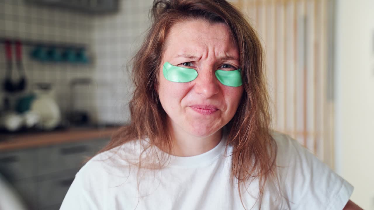 아침 루틴을 하는 젊은 여성. 가정 산부인과 치료. 건강 관리 개념