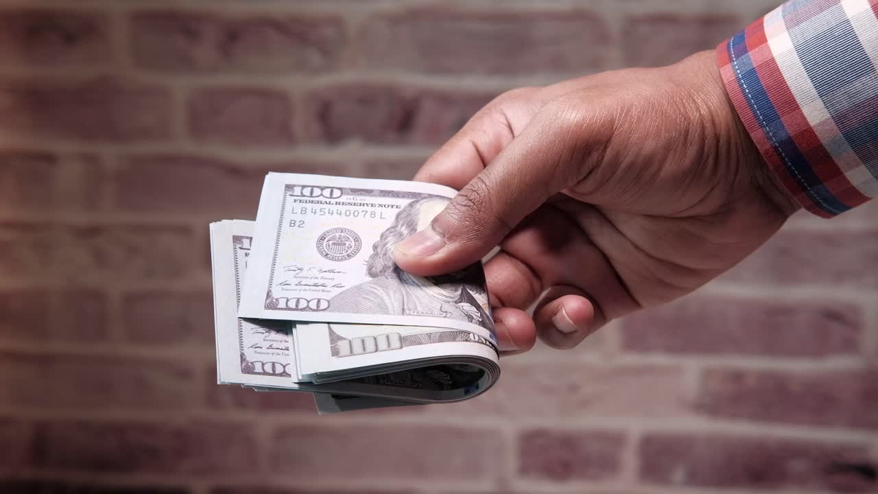 Person tæller amerikanske dollars