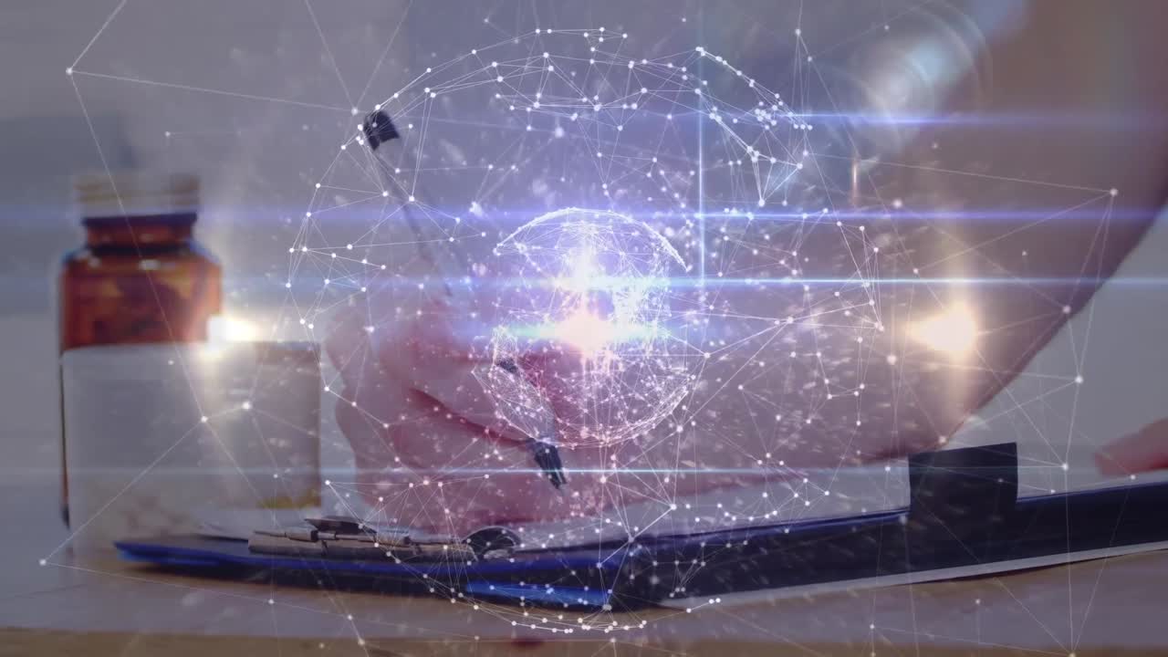 노인 여성 의사의 손 위에서 지구와 연결된 네트워크의 애니메이션