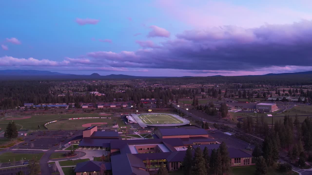 campo de fútbol de la escuela secundaria al atardecer