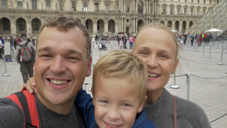 familia tomando un selfie giratorio video por el louvre de parís