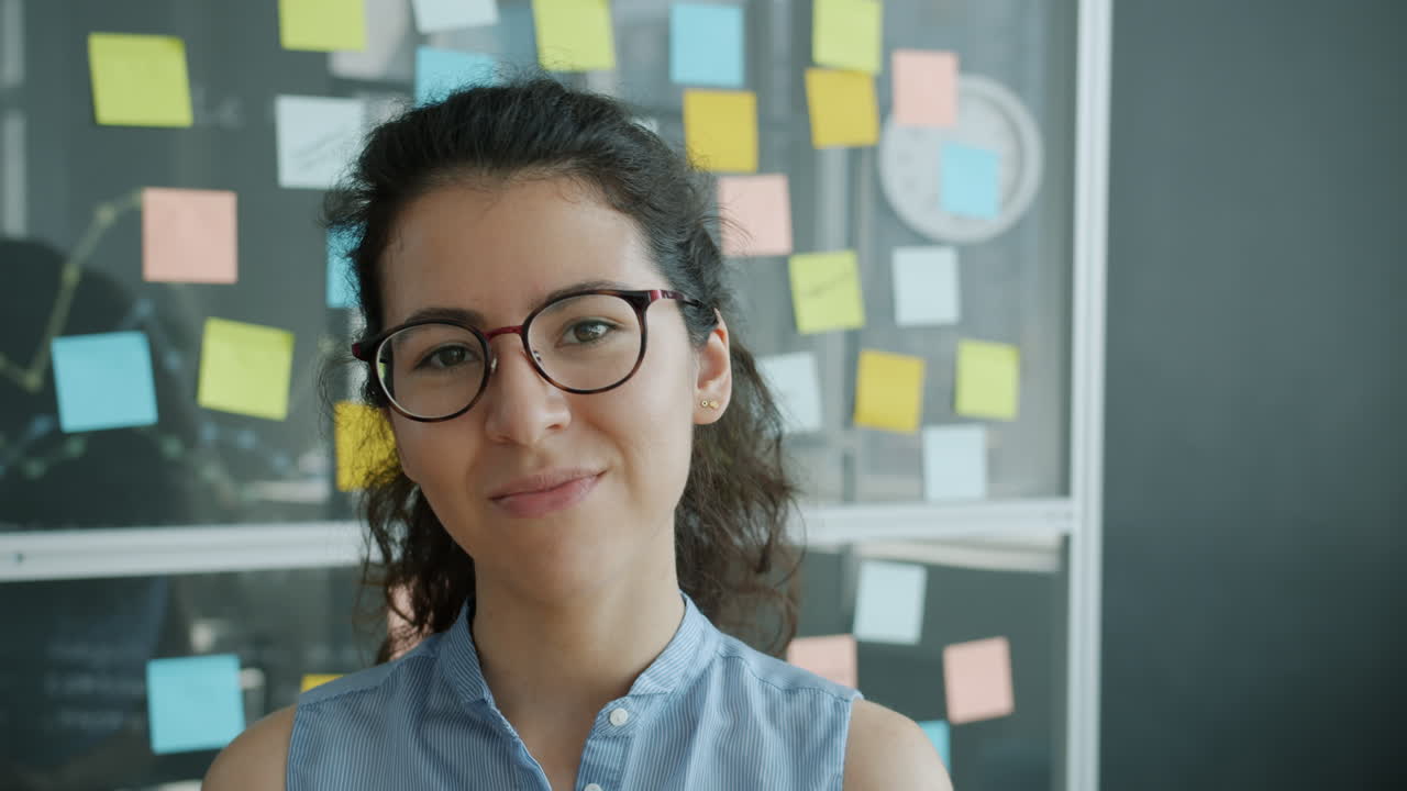 mujer sonriendo en la oficina