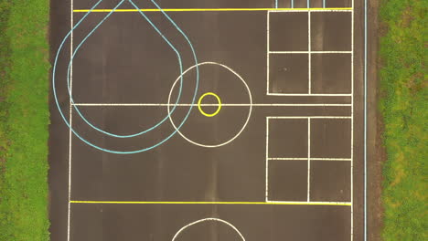 antena directamente encima de una cancha de baloncesto escolar al aire libre
