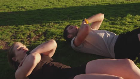 jóvenes adultos entrenando en un campamento de gimnasia al aire libre