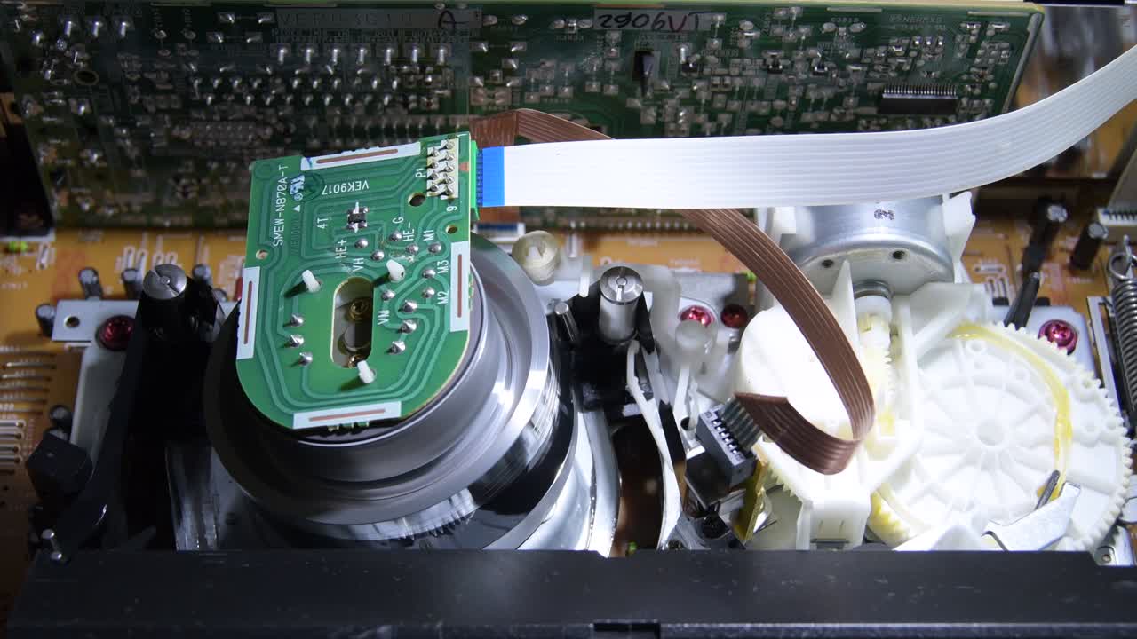 mecanismo de video vhs cabeza helicoidal girando y leyendo una cinta de video