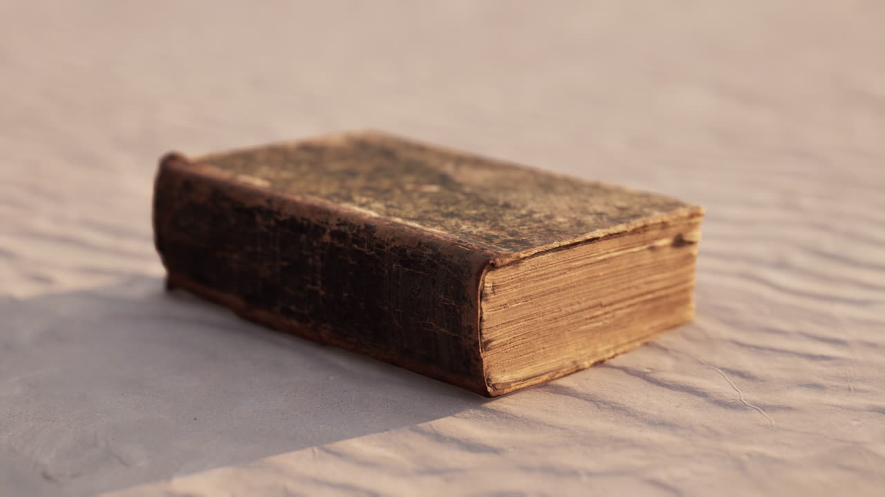 старая книга на песчаном пляже