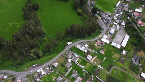 carretera de campo sinuosa límite de ecuador aldea rural granjas drone