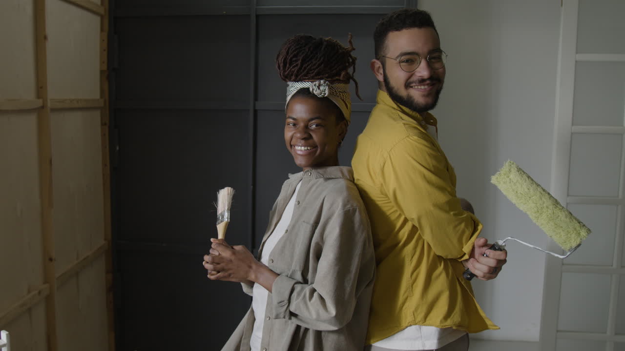 pareja pintando juntos