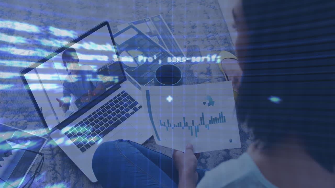 animación del procesamiento de datos sobre la vista trasera de una mujer sosteniendo un documento que tiene una videoconferencia en una computadora portátil.