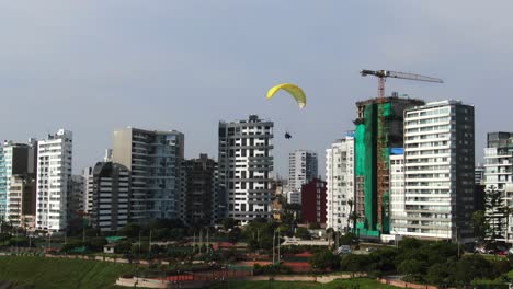 video aéreo 4k de parapentes volando increíblemente cerca de la costa de miraflores en lima, perú